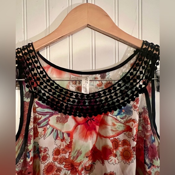 Sheer Floral Tank with Collar Detail size L - Picture 2 of 6